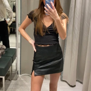 Skinnkjol  - Skinnkjol från H&M, aldrig använd🤍