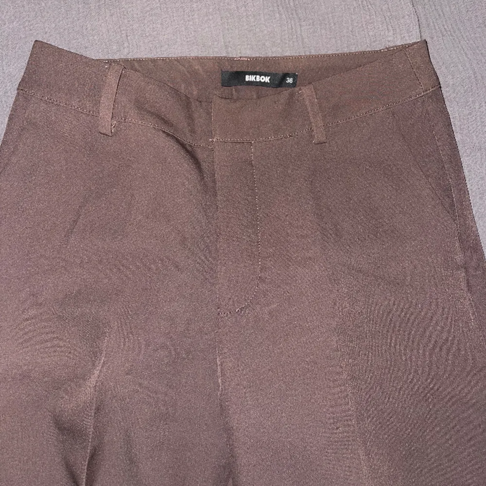Mörkbruna kostymbyxor från bikbok som aldrig är använda, färgen blir ej rättvis på bild. Jeans & Byxor.
