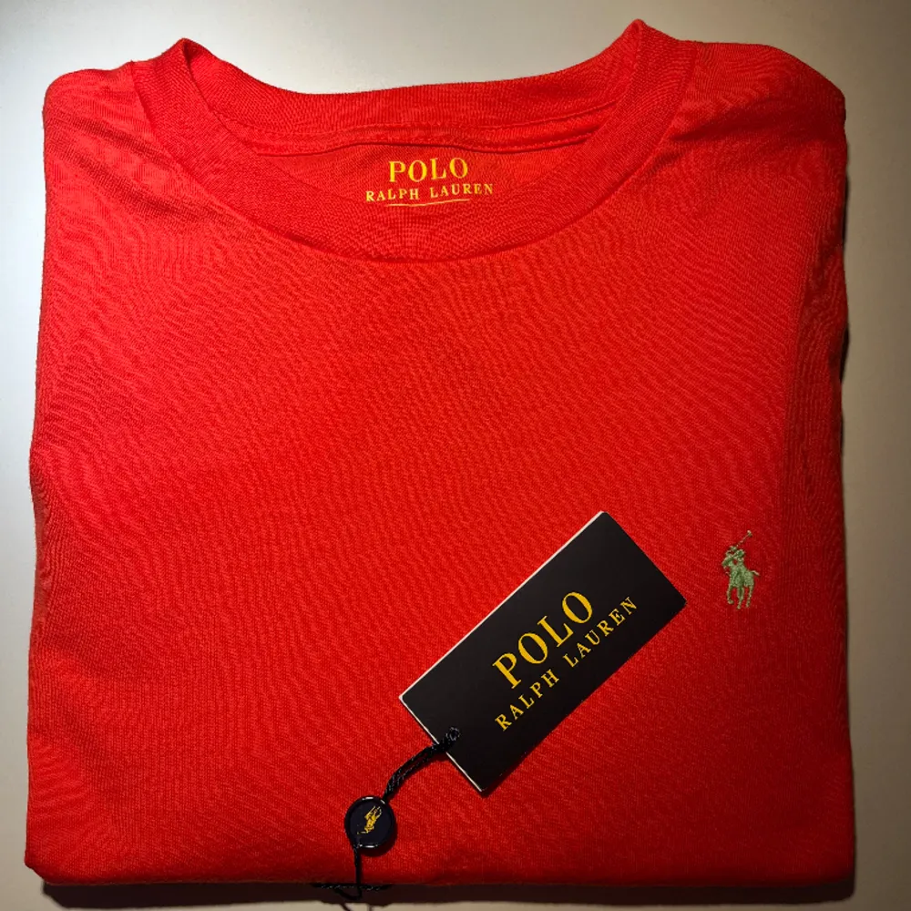 Riktigt fin Ralph Lauren tröja i nyskick(10/10), köpt i somras. Perfekt till vår och sommar. Passar även Xs. Skriv för frågor/Carl. T-shirts.