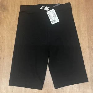 Svarta cykelbyxor  - Svarta cykelbyxor i storlek XS från H&M. De är oanvända och lappen är kvar! Säljer pga att de inte kommer till användning. Nypris 79🖤