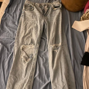 Högmidjade Jeans  - Vanliga jeans me hål på knäna, dom är hägmidjade. 90s straight. waist 29, length 32