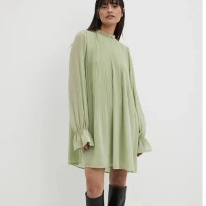 Ljusgrön klänning - Super fin och luftig klänning från NA-KD som endast är använd en gång på ett bröllop🤩🤩🤩 Storlek 34 men skulle säga att den passar allt mellan XS-M 