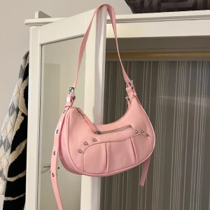 Rosa väska  - Rosa väska från monki aldrig använd 