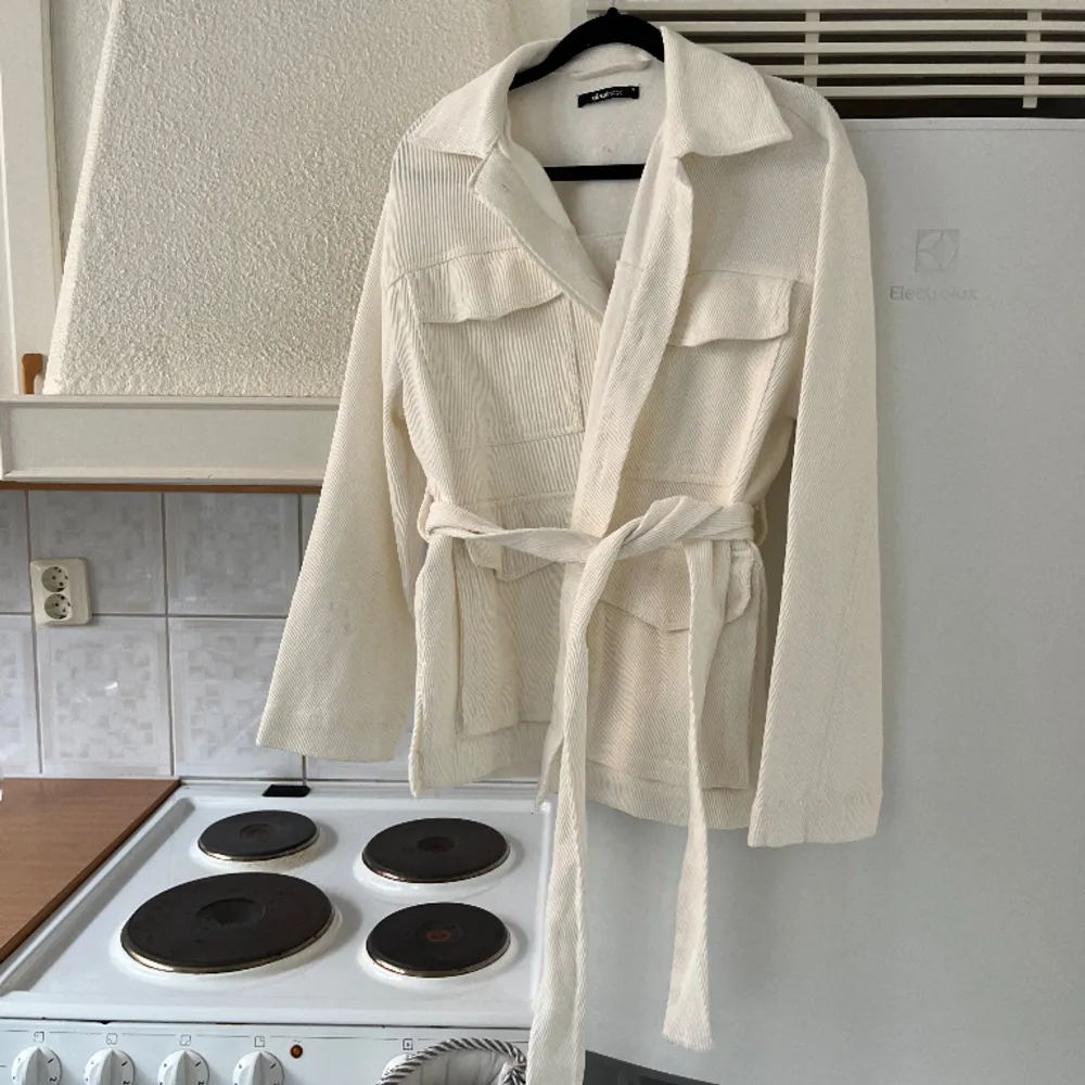 Knappast använd. Kan förekomma någon liten fläck, går enligt tvättlapp att tvätta i maskin på 40 grader . Jackor.