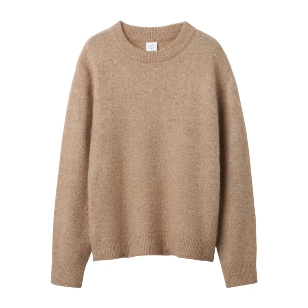 Beige stickad tröja från Carin Wester, nypris 499kr. Säljer då jag inte längre använder den 🤍 Använt men bra skick.. Stickat.