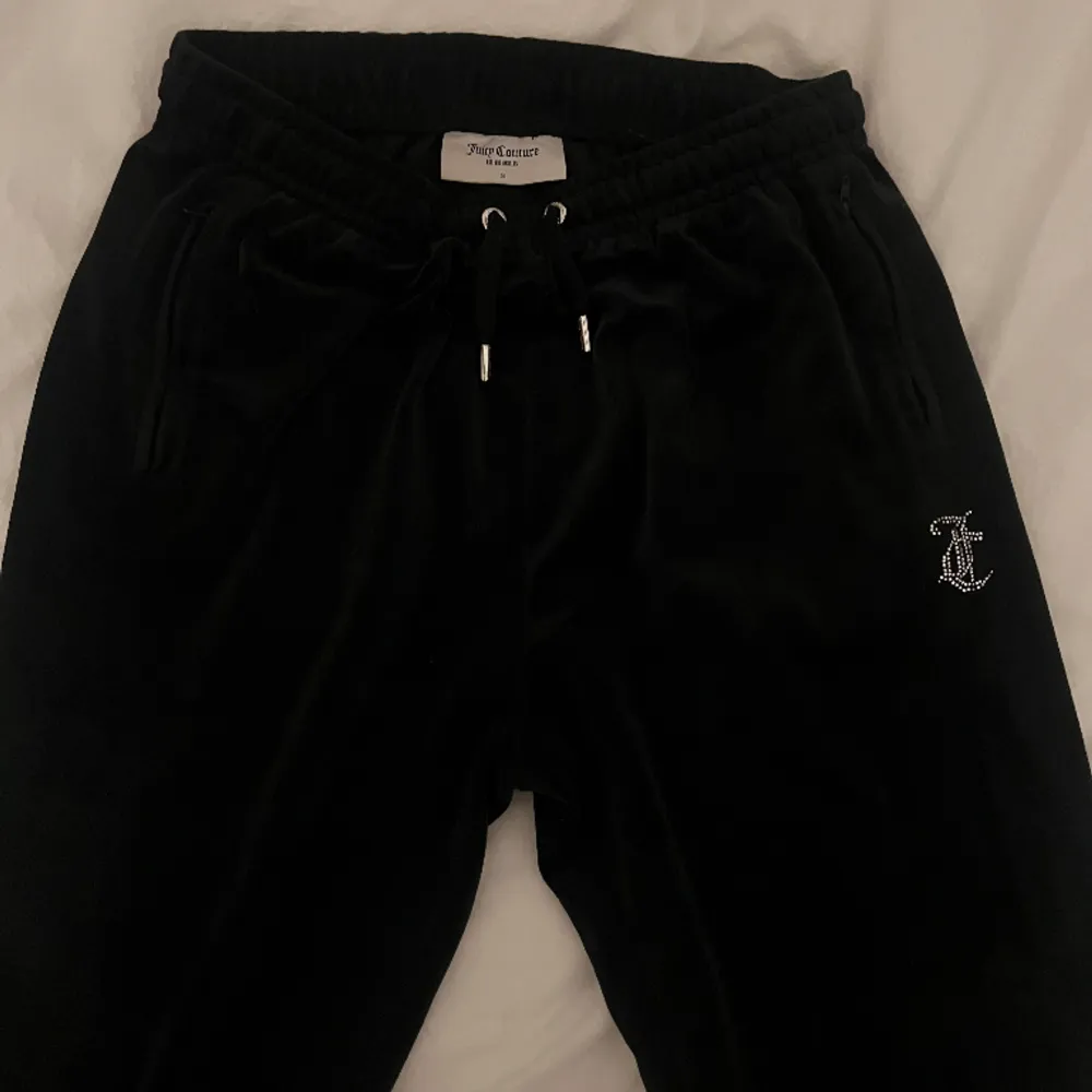 Säljer mina älskade juicy couture byxor! De är i bra skick med inga defekter, har dock blivit för små för mig! Ordinarie pris är 849 kr och jag säljer de för 300! Sista bilden är lånad!! Hör av er om ni har några frågor! (Ni står för frakt) 💓. Jeans & Byxor.