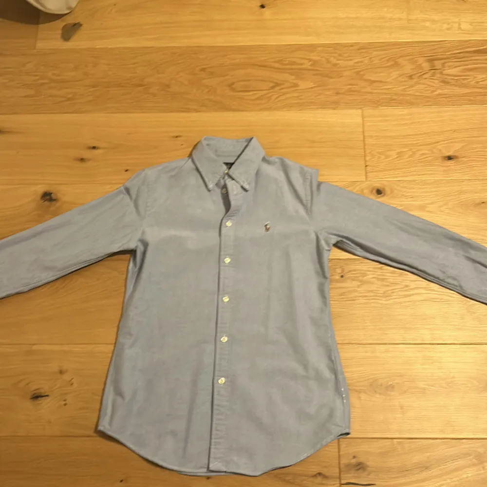 En snygg Ralph Loren skjorta i ny skick använd under 5 gånger. Skjortor.