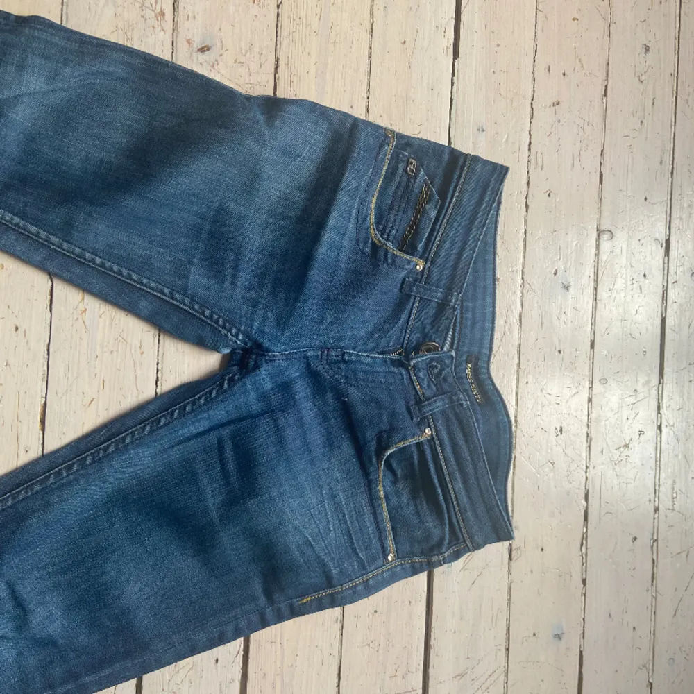 Supersnygga lågmidjade Miss Sixty-jeans med zebrabootcut. W25, midjemått 38cm Innerben 82cm . Jeans & Byxor.