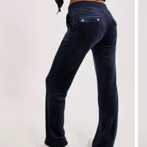 Juicy couture byxor  - Mörkblå byxor från juicy couture i storlek xs. De är ganska använda och har tvättats en del och har förlorat lite färg pga det. De är äkta och pris kan diskutera💕🫶