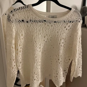 Broderad vit tröja  - Jätte fin broderad vit tröja i storlek s. Inga defekter och knappt använd, skriv för bilder på. 