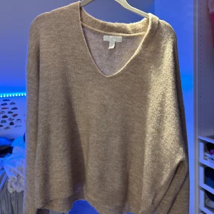 Stickad tröja - Så fin beige stickad tröja! Strl S men passar även någon med strl M, säljer då den är för stor för mig💘