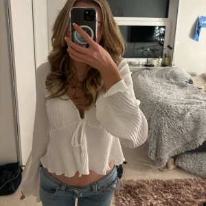 Vit blus - Skitsnygg vit blus 🤍🤍 aldrig använd då den inte kommer till användning. Skriv för fler bilder eller frågor