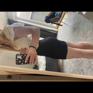 Kjol - Säljer en exakt likadan kjol fast i mörkgrå. Den är aldrig använd då jag inte haft tillfälle att använda den. Den sitter superfint.(lånad bild)