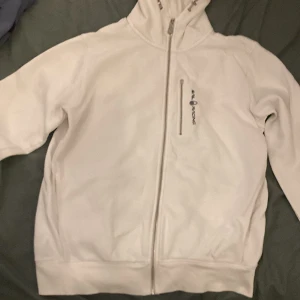 Sail Racing Hoodie - Har en fet sail racing den är lite sliten runt armarna och en liten färgfläck! Annars toppskick!