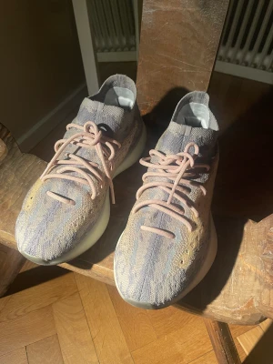 Yeezy boost 380 Mist - Säljer ett par Yeezy 380 i färgen mist i jättebra skick använda ett par gånger endast. 