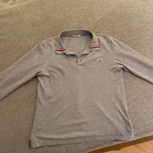 Moncler tröja  - En Moncler tröja i storlek xss/ xs. Den är i otroligt fint skick. Tröjan är köpt i Moncler butiken i St Tropez. 