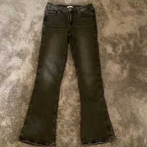 Lågmidjade bootcut jeans - Säljer dessa snygga jeans från Gina Tricot. Aldrig använda. Stl 164