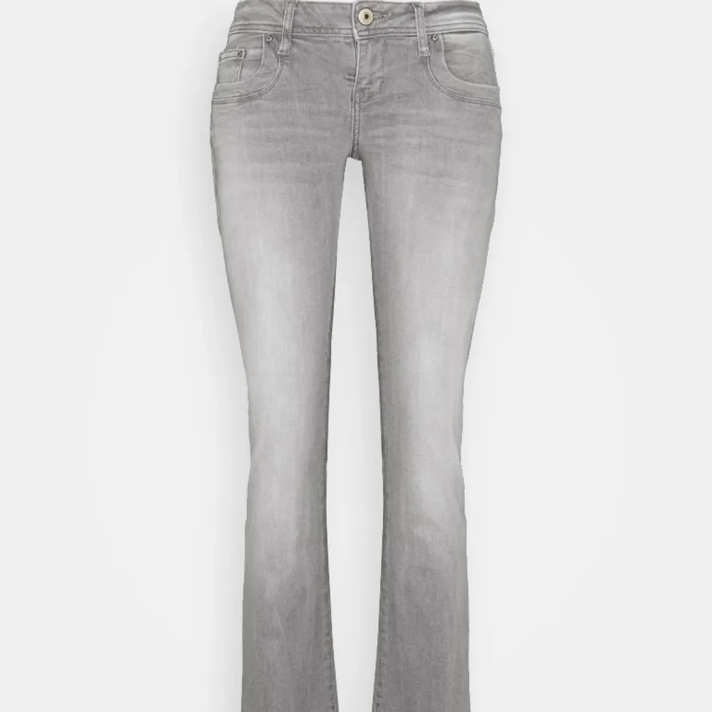 Vill byta ett par gråa lbt jeans till några i en mindre storlek!!!💞mina är i storlek 27:30 men vill gärna ha ett par 26:30⭐️skriv om ni är intresserade . Jeans & Byxor.