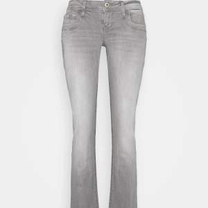 Vill byta ett par gråa lbt jeans till några i en mindre storlek!!!💞mina är i storlek 27:30 men vill gärna ha ett par 26:30⭐️skriv om ni är intresserade 