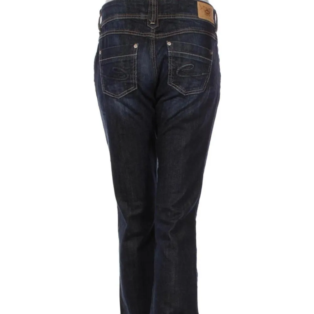 Så snygga bootcut lågmidjade jeans❤️midjemått tvärsöver: 41 cm, innerben: 82 cm.. Jeans & Byxor.
