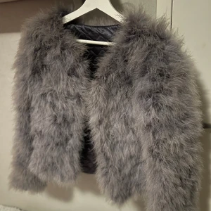 Pälskappa  - Säljer en jätte fin kort pälsjacka.  Passar perfekt under vintern och från mot våren. 