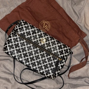Väska från By Malene Birger - Superfin väska från märket By Malene Birger! Väldigt sparsamt använd, inga defekter. Går även att ta av bandet o ha den som en clutch😊 Nypris 1700kr