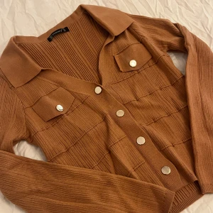 Stickad tröja med guldknappar - Från Shein, storlek M men passar med en S. Aldrig använd 💕