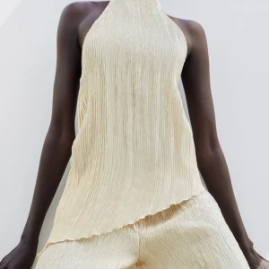 Set från Zara - Använd 1 gång. Strl M. Nypris 700 kr. Byxa och topp. 