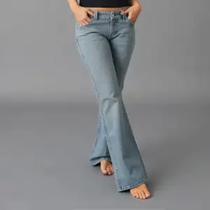 Snygga lågmidjade jeans från Gina Tricot, så fina och jättebra skick då de endast använts ca 3 gånger. Nypris ligger på 499💋 Hör av er vid funderingar