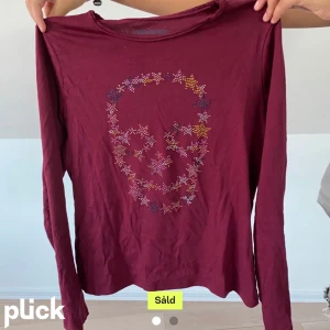 Zadig tröja - Säljer denna Zadig tröja . Den har används men är i bra skick. Säljer då det är lite liten vid armarna❤️ kom för fler bilder och frågor ❤️❤️