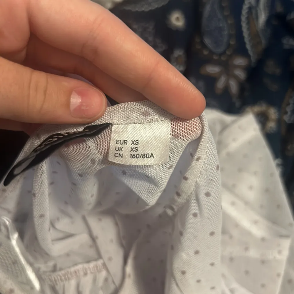 säljer denna genomskinliga blus från H&M. strl XS, inga fel med den. säljer den då jag inte passar i den.😊 40kr+frakt.. Blusar.