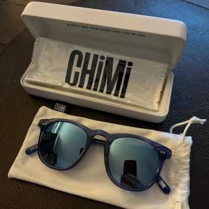Helt oanvända chimi glasögon i modellen #001 färgen Acai. Hittar inte på hemsidan längre, köpta för några år sedan men legat orörda i fodralet. Fodral, påse, rengöringsduk kvar i plasten + kartong följer med. Såå fin blå färg!