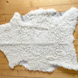 Fårskinn (ÄKTA)  - Äkta fårskinn. Endast legat nedpackat sedan köp. 