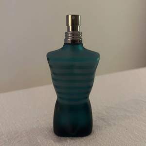 Parfym från Jean Paul Gaultier 75ml, kvarstående syns markerat på bilden.