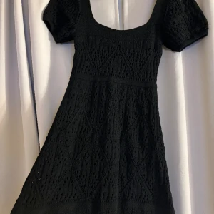 Svart klänning - ZARA - Säljer denna jättefina klänning. Helt oanvänd! Kommer tyvärr aldrig till användning 🩷Skriv för fler bilder! Storlek XS 