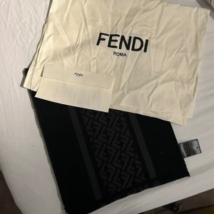 Fendi halsduk  - Tjena alla!   Säljer nu min Fendi halsduk som köptes i Milano 2022  Storlek: one size  Skick: 10/10 (använd 1 gång efter jag packade upp den) Pris: 2.249 00kr inkl frakt🚚, (nypris 500€=5644kr)  Allt og ingår som ni ser på bilderna. 