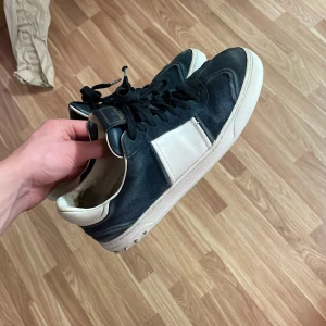 Valentino flycrew - Valenitno flycrew i använt skick. Ett par nitar saknas och sulan har lite defekter utöver det i fint skick! Skriv för funderingar. Storlek 41,5 men passar större. Dustbag följer med vid köp.