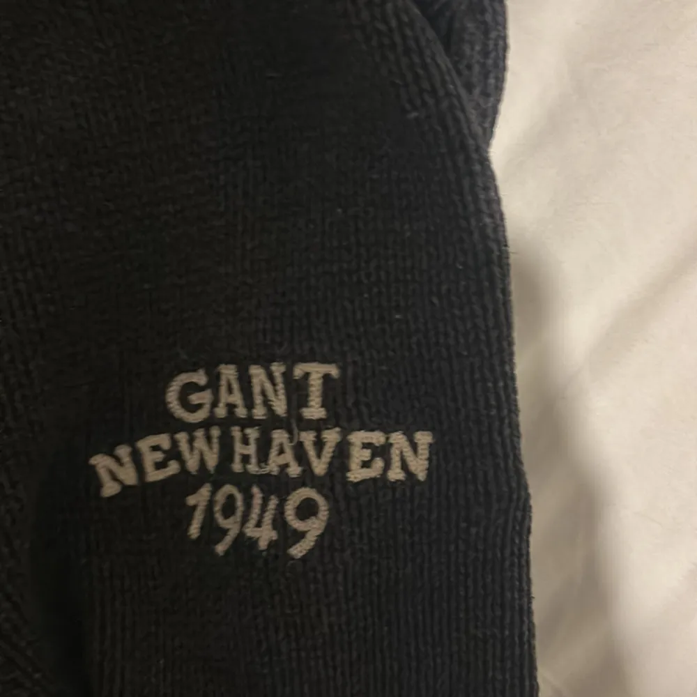 Hej säljer nu min Gant tröja i bra skick, den har ett litet hål uppe vid kragen men enkel fixat   . Hoodies.