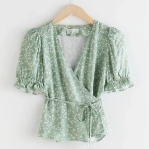 Gullig blus - Pastellgrön omlott blus med små vita blommor, detaljer på ärmarna