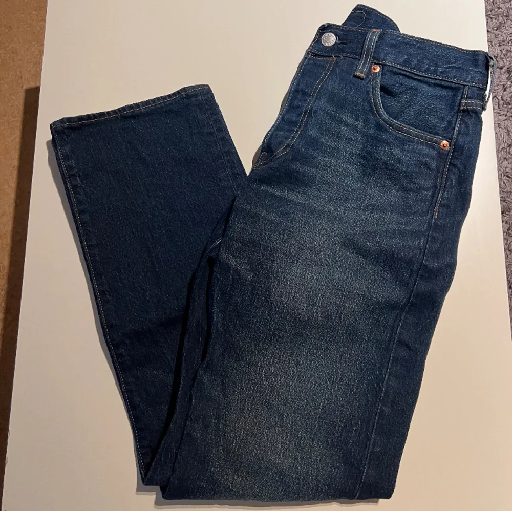 Levis 501, blåa/mörkblå. Jeans & Byxor.