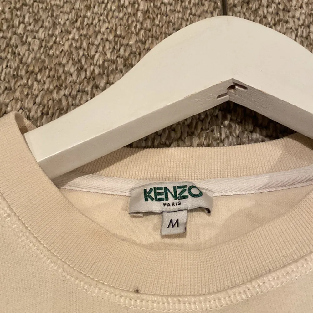 Super snygg äkta kenzo tröja säljer då den inte kommer till användning längre❤️den är i storlek M men passar XS och änven XXS. Tröjor & Koftor.