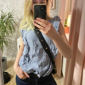 Handväska svart - Handväska använd ca bara 5 ggr. Från Lindex. Inga täcken på användning😊