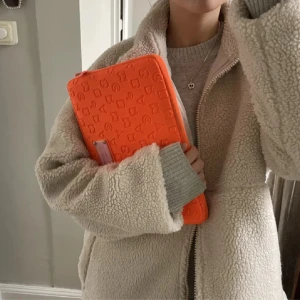 Marc Jacobs datorfodral - Sjukt snyggt datorfodral från Marc Jacobs! Fint skick men använt🫶🏼