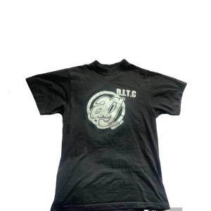 Vintage Hip-hop T-Shirt - Vintage Hip-hop tröja. Bra skick! Halft osäker på märket men jag vet att den är riktigt för min släkting(som jag fick den av)är samlare på hip-hop bandtröjor