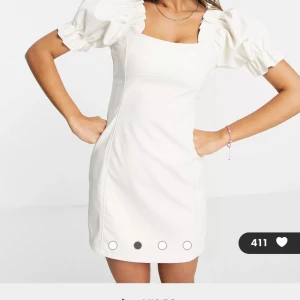 Kläning (skin) - Jätte fin/gulig kläning till lite kortare tjejer!! Kläning i skin kräm vit!! Beställde men var dessvärre inte som jag önskat på mig. Kläningen i petite men passar i längden på mig som är 166!! Aldrig använt. Bara testat!!