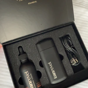 Tanrevel one kit - Ett Tanrevel one kit, allting ingår dvs drops, maskinen och laddaren. Använd 2 gånger så den är i nyskick och dropsen är upp till etiketten så nästan full. Nypris 799 och mitt pris 430