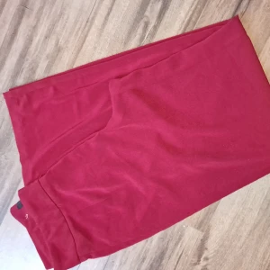 Finbyxor, nyskick  - Vinröda finbyxor ned raka ben. Använda 1 gång, nyskick. 