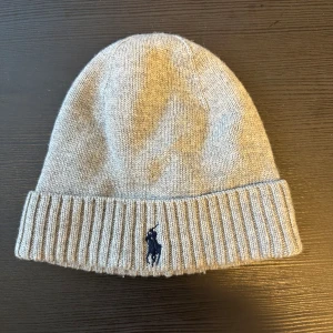 Grå Ralph Lauren mössa - Fin mössa från Ralph Lauren i nästan nyskick.