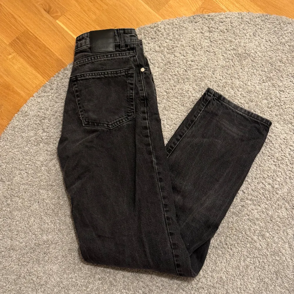Svarta jeans ifrån bikbok med medelhög midja! Säljer då de blivit förstora på mig, storlek W25 L32❤️( hör av er för bilder på). Jeans & Byxor.