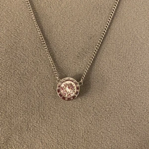 Halsband från Dyrberg Kern✨ - Säljer detta halsband då jag aldrig använder det. Kan även komma med eget bud.